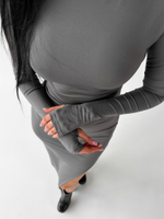 Платье 711 удлиненное однотонное с разрезом по ноге и прорезью для пальца