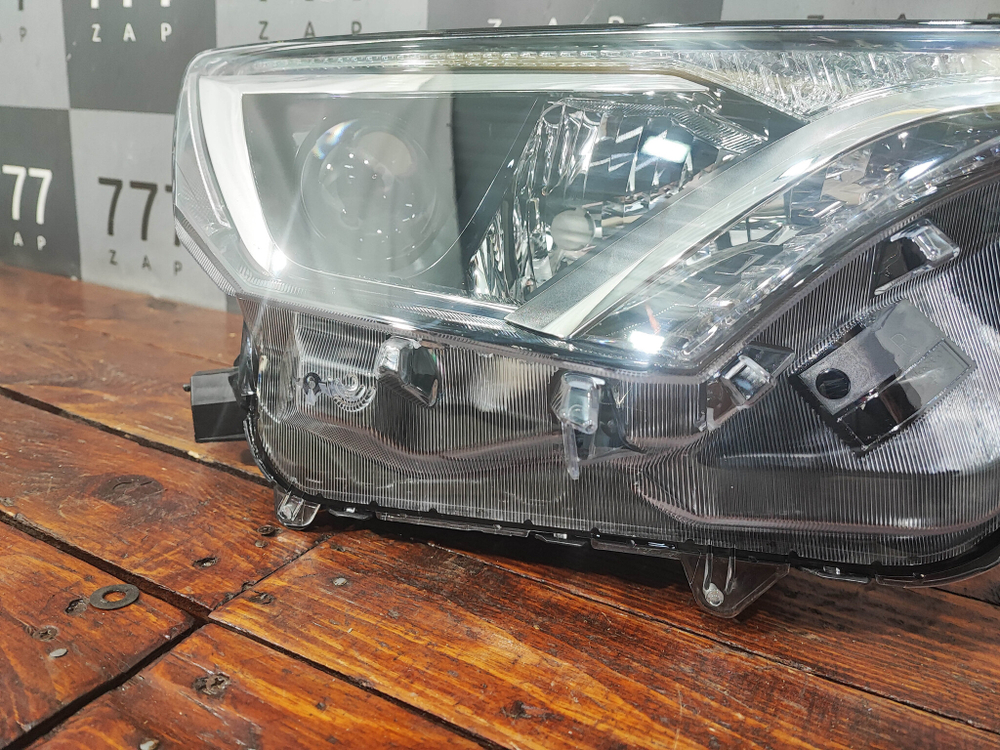 Фара правая галоген Toyota RAV4 IV (XA40) 15-19 Б/У Оригинал 8113042650