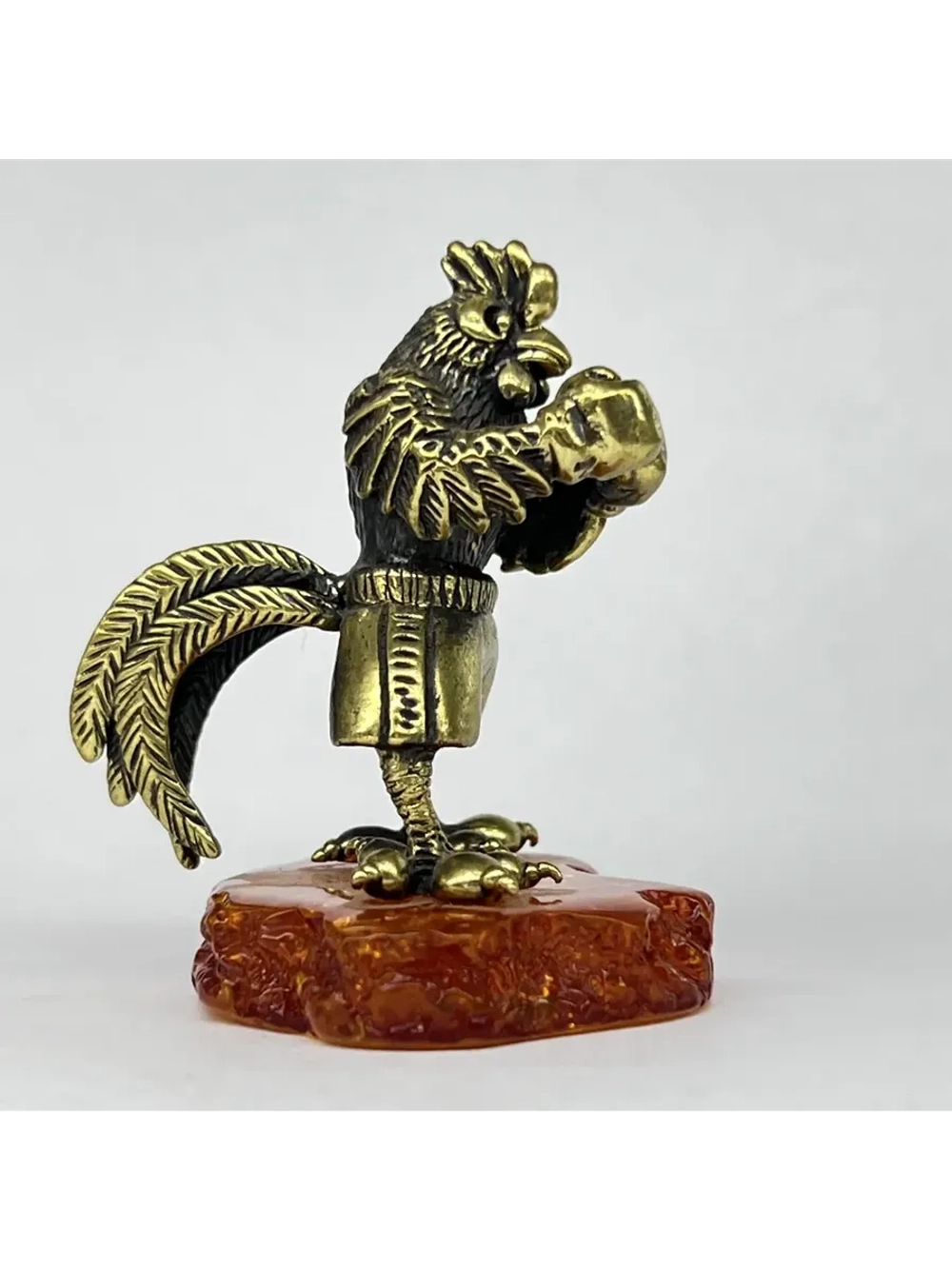 Бронзовая статуэтка на янтаре