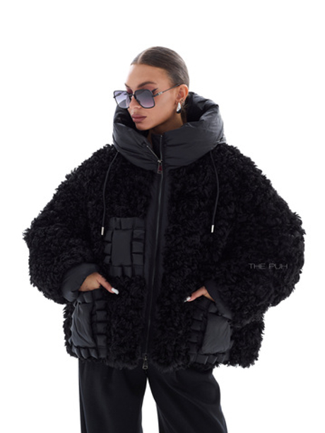 Черный пуховик с капюшоном и отделкой из эко-меха