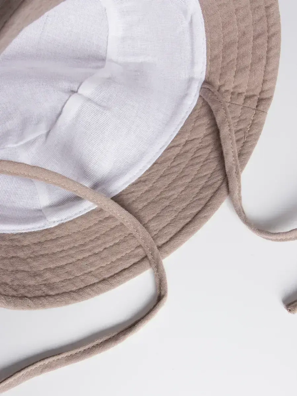 Бежевая детская панама на лето с завязками