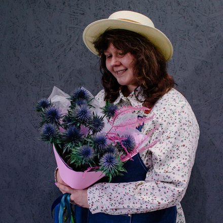 60. Запоминающийся сине-розовый букет с эрингиумом