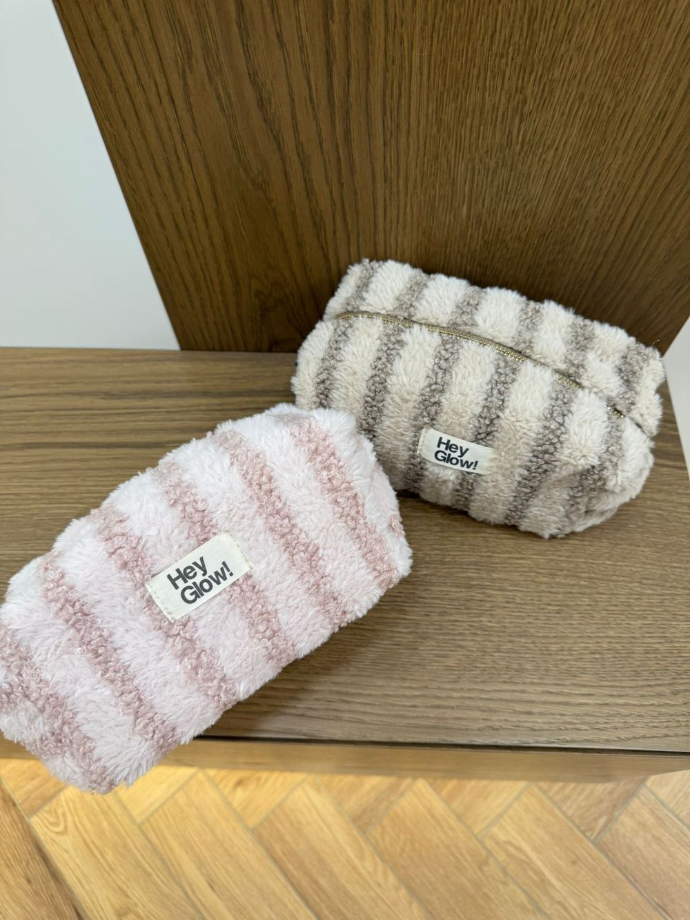 HEY GLOW  Плюшевая косметичка в полоску (коричнево-розово-молочную)