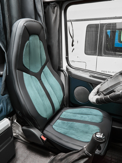 Чехлы Люкс VOLVO FH-13 после 2018 года: водитель от сиденья, пассажир от стойки кабины (один вырез под ремень) (экокожа, черный, зеленая вставка)