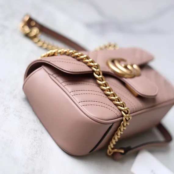 Мини-сумка на плечо Gucci GG Marmont из стеганой кожи