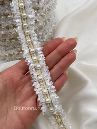 Тесьма белая с золотистой нитью люрекс и жемчугом 2 см (узкая)