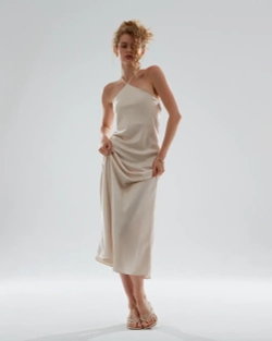 Платье макси с открытой спиной молочное