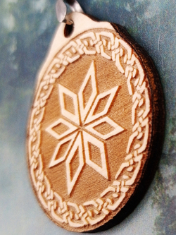 Кулон из дерева Алатырь