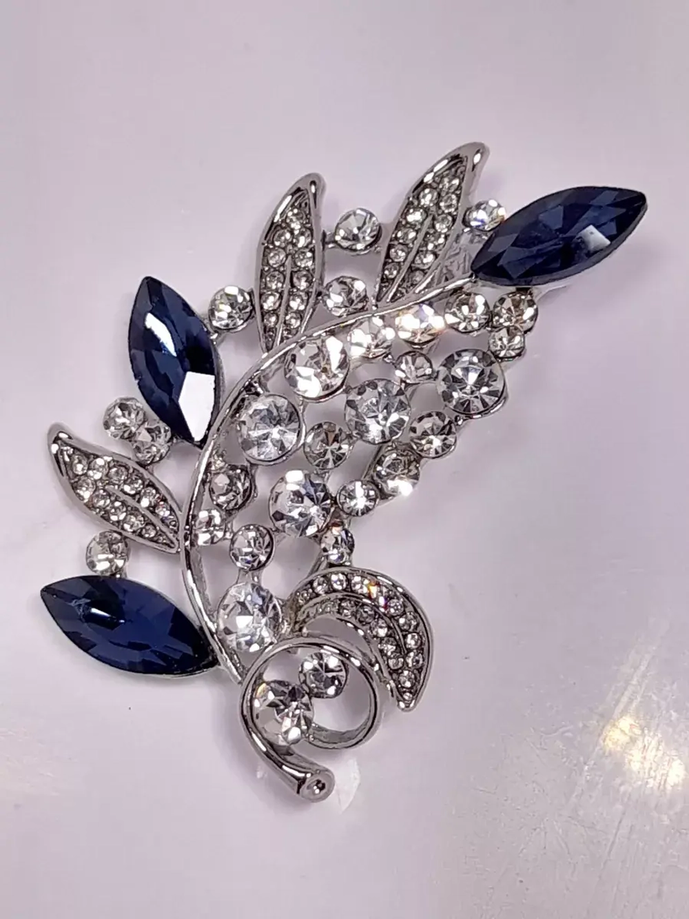 Брошь "Веточка с синими стразами"