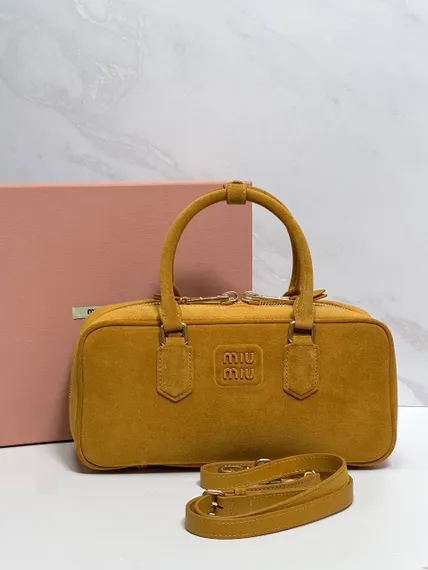 Замшевая сумка MIU MIU Arcadie matelasse, горчичный