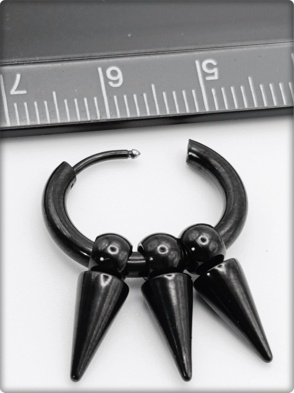 Моносерьга для пирсинга уха с конусами. Сталь с покрытием.