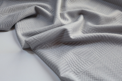 СЕРЫЙ - Фактурный трикотаж с геометрическим узором (1373 Маша) (к1 стрела от кромки 25см + испачкан местами)