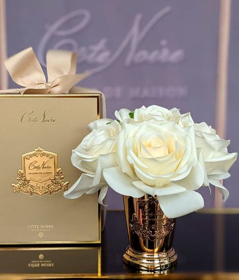 Букет роз цвета шампань в золотом кубке, Cote Noire