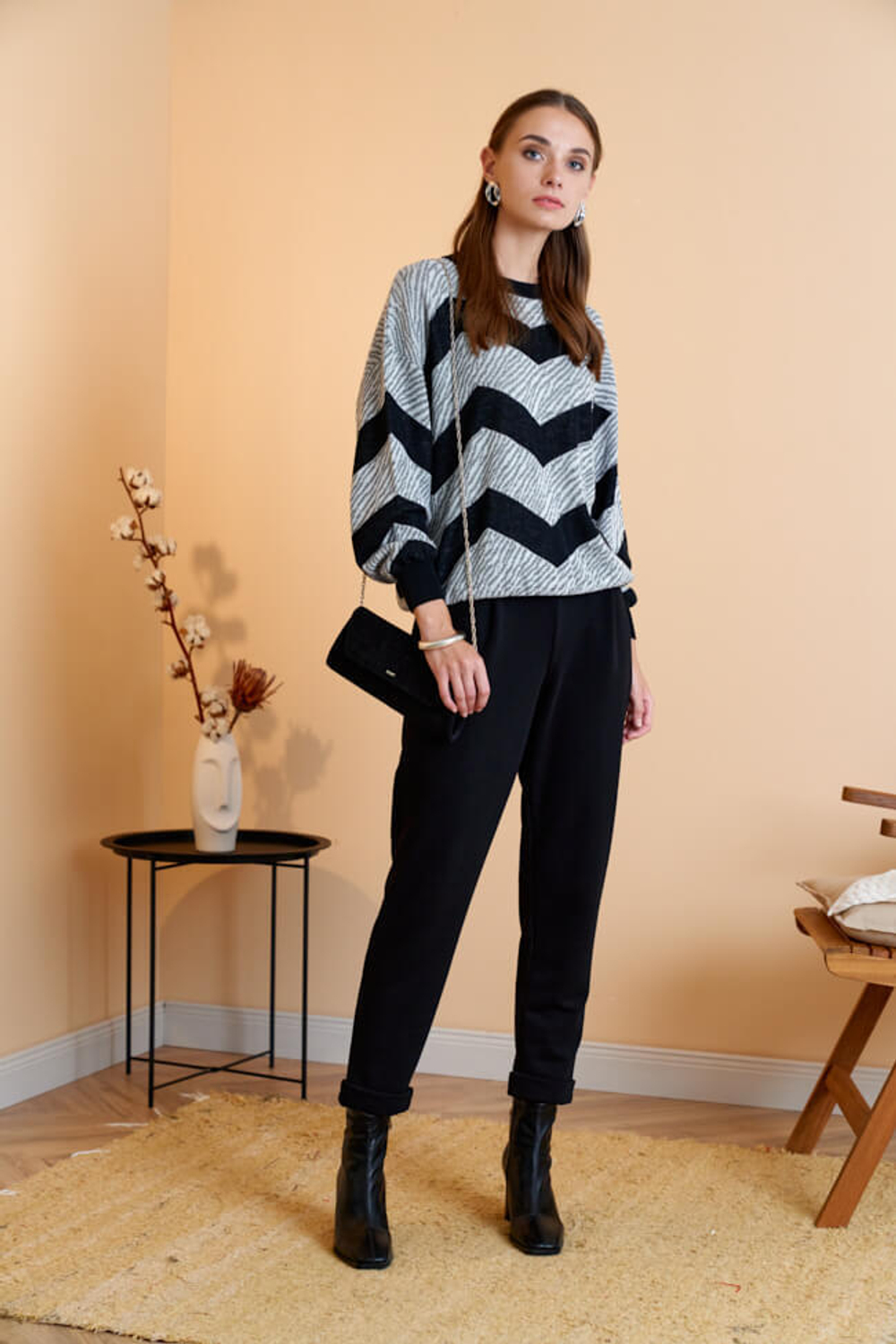 22593 Джемпер женский (черно-молочный жаккард)