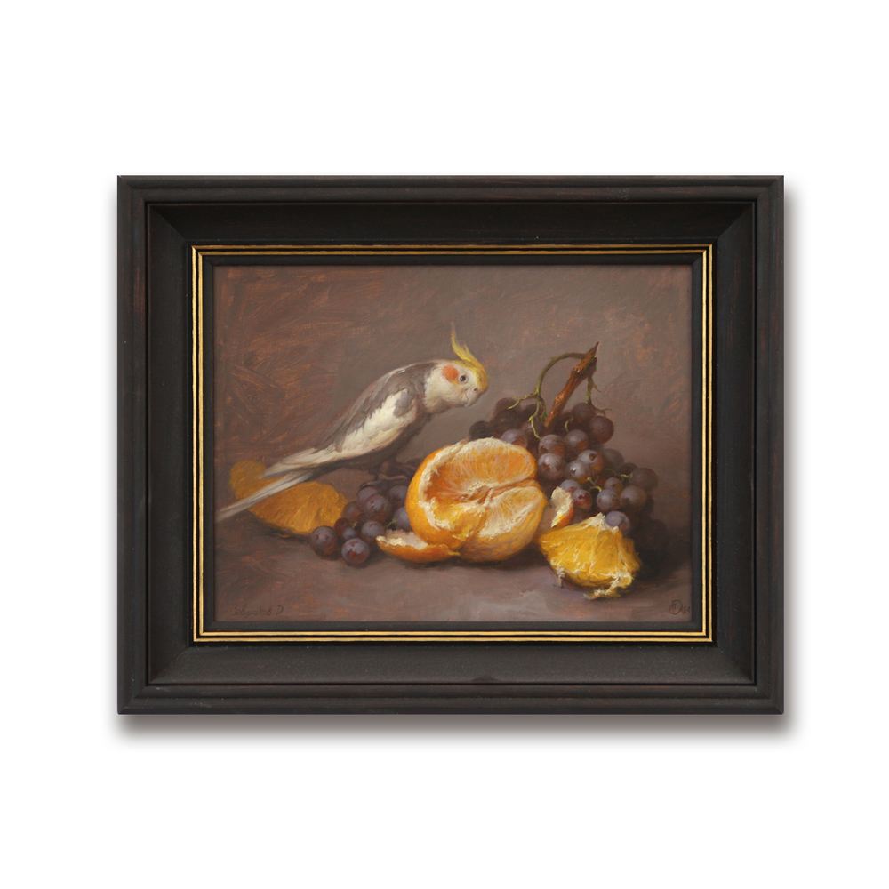 На картине изображён натюрморт: попугай корелла с жёлтым хохолком сидит рядом с гроздью тёмного винограда и разрезанным апельсином. Яркие оранжевые дольки контрастируют с приглушённым фоном, создавая живую и уютную атмосферу. Картина оформлена в тёмную раму с золотой окантовкой.