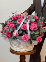 Цветочная корзина из роз Кантри и эвкалипта размер XL