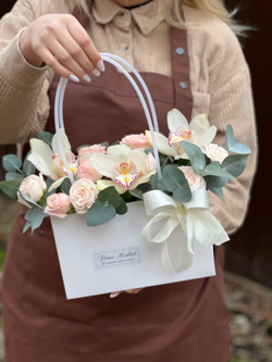 Композиция  в крафтовой сумочке из пионовидные кустовых роз, орхидеи цимбидиума и эвкалипта