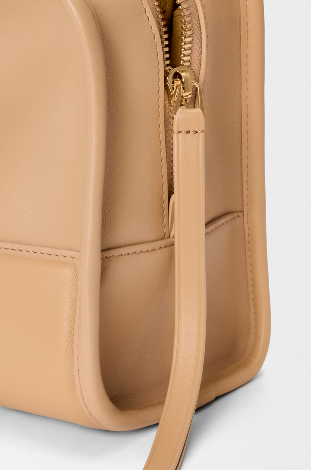 Loewe Маленькая сумка Amazona 180 из мягкой телячьей кожи, бежевый