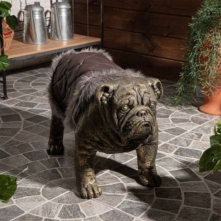 Садовая скульптура Сэр Винстон с накидкой