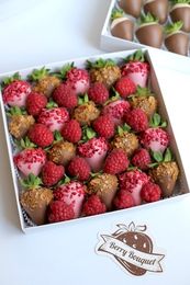 Набор клубники в шоколаде "Малиновый микс"