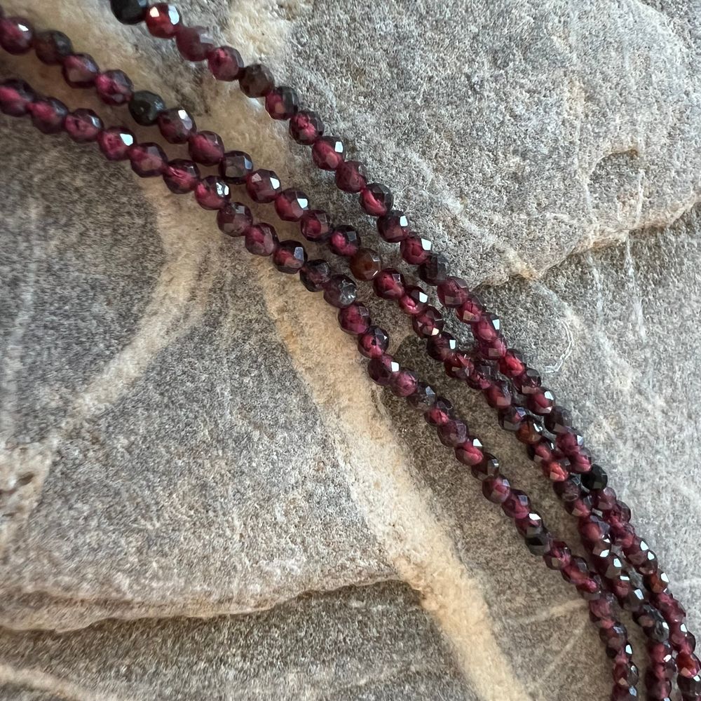 Гранат Альмандин. Камни для изделий на заказ. Цена зависит от вида заказанного изделия