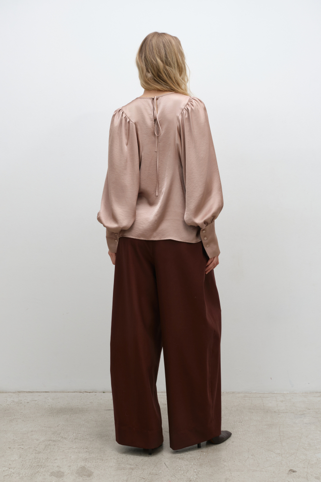 Блуза с объемными рукавами