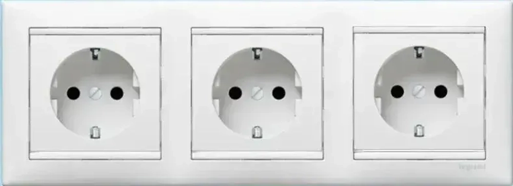 Розетка Legrand Valena + рамка 3 поста Белая