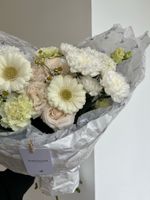 Сборный букет из хризантемы, герберы и кустовой пионовидной розы