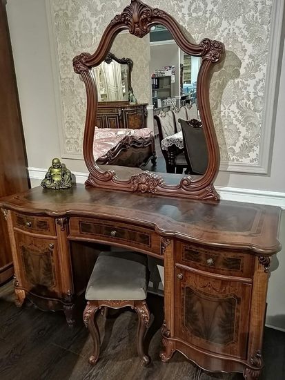 Стол туалетный  ИЛОНА с пуфом и зеркалом караваджо