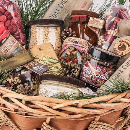 Сладкая подарочная корзина «Много сладкого»