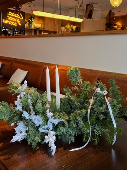 Композиция из хвои со свечами