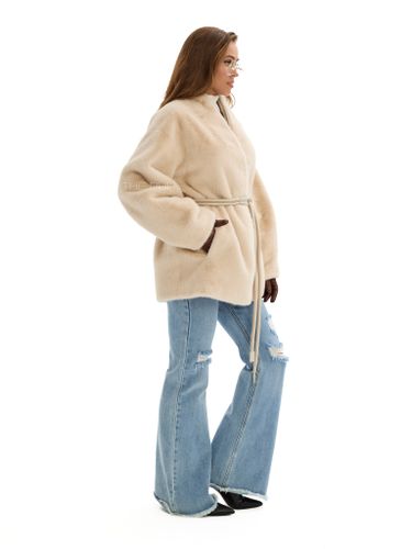 Бежевая шуба из эко-меха с поясом