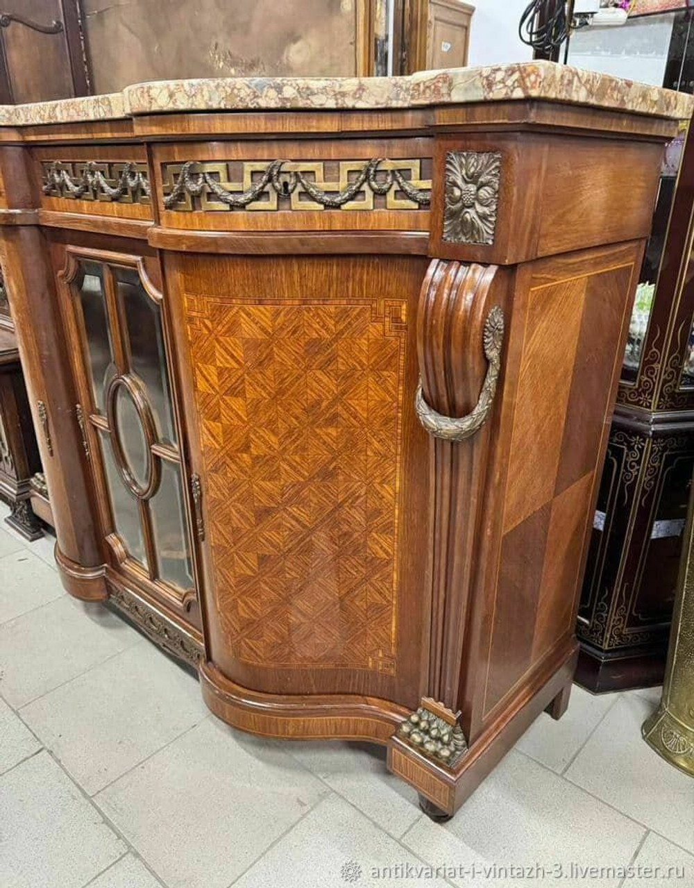 Старинный большой комод с мрамором