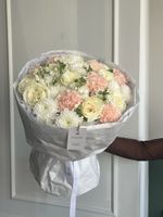 Сборный букет из хризантемы, маттиолы, диантусов и одноголовых роз