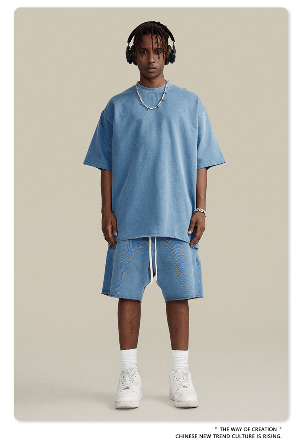 Костюм мужской футболка с шортами с эффектом потёртости.