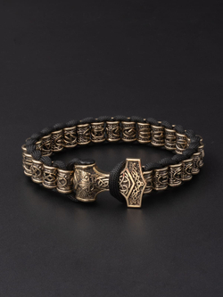 Изображение браслета в скандинавской тематике на черном фоне