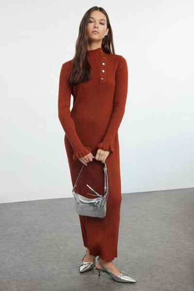 Аксессуар с корицей, трикотажное платье в рубчик на пуговицах TCTAW25EB00018