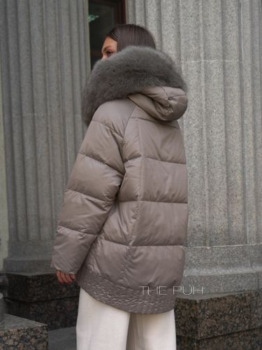 Пуховик цвета капучино с капюшоном и мехом песца