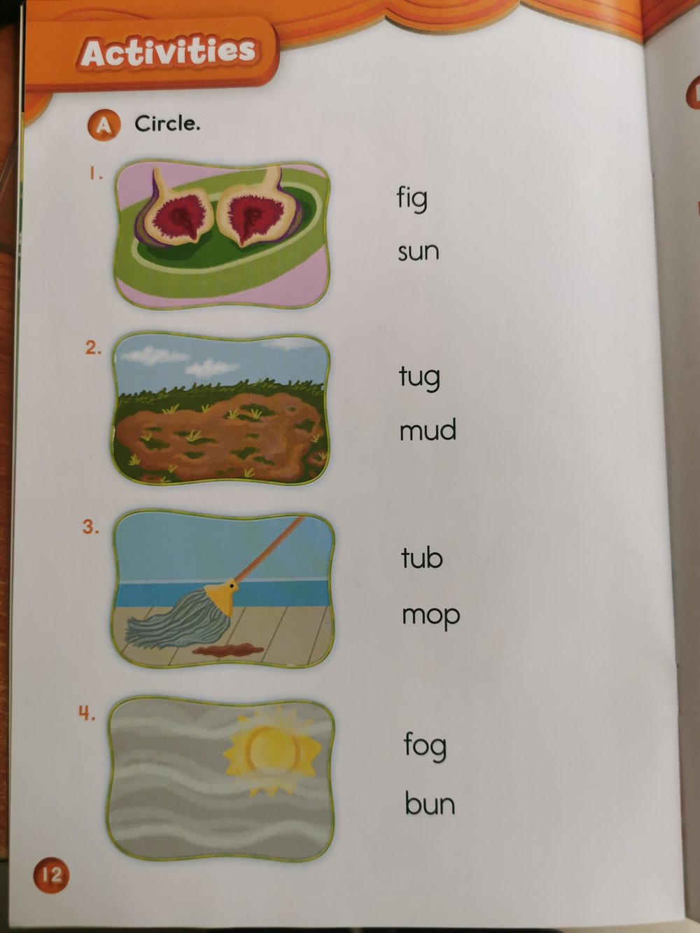 Oxford Phonics World Readers: Level 2: Fun in the Mud