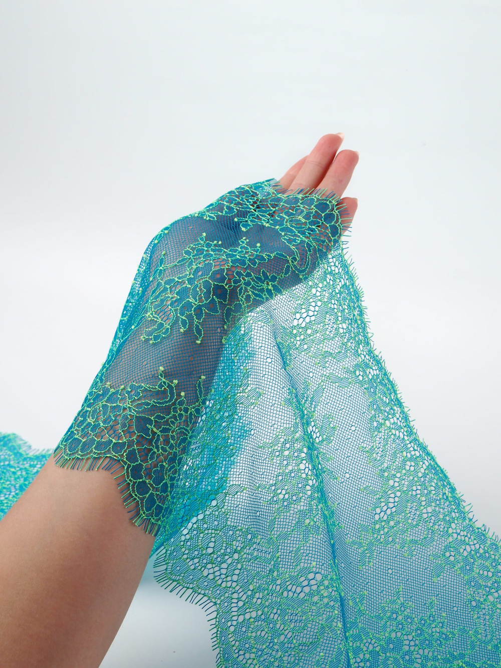 Кружево шантильи тихоокеанский синий с нитью лимон-лайм неэластичное ширина 22 см длина 1.45 м