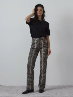 Брюки из экокожи в змеином принте хаки
