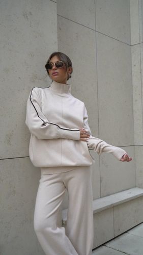 Бежевый трикотажный костюм с контрастными полосами на рукавах