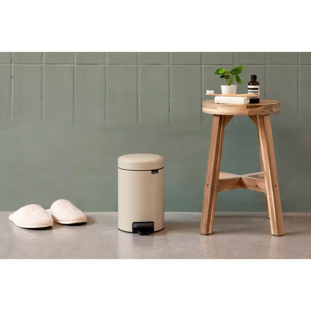 Brabantia - Контейнер для мусора NewIcon 5л, мягкий бежевый / артикул   149900  / GTIN 8710755149900