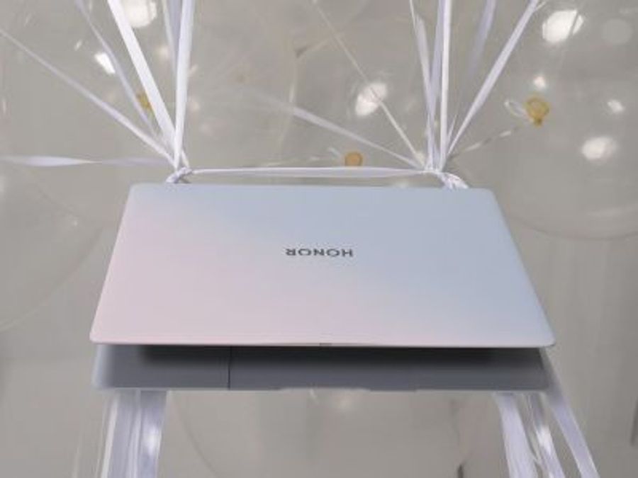 Honor MagicBook Art 14 запустили в полёт на воздушных шарах