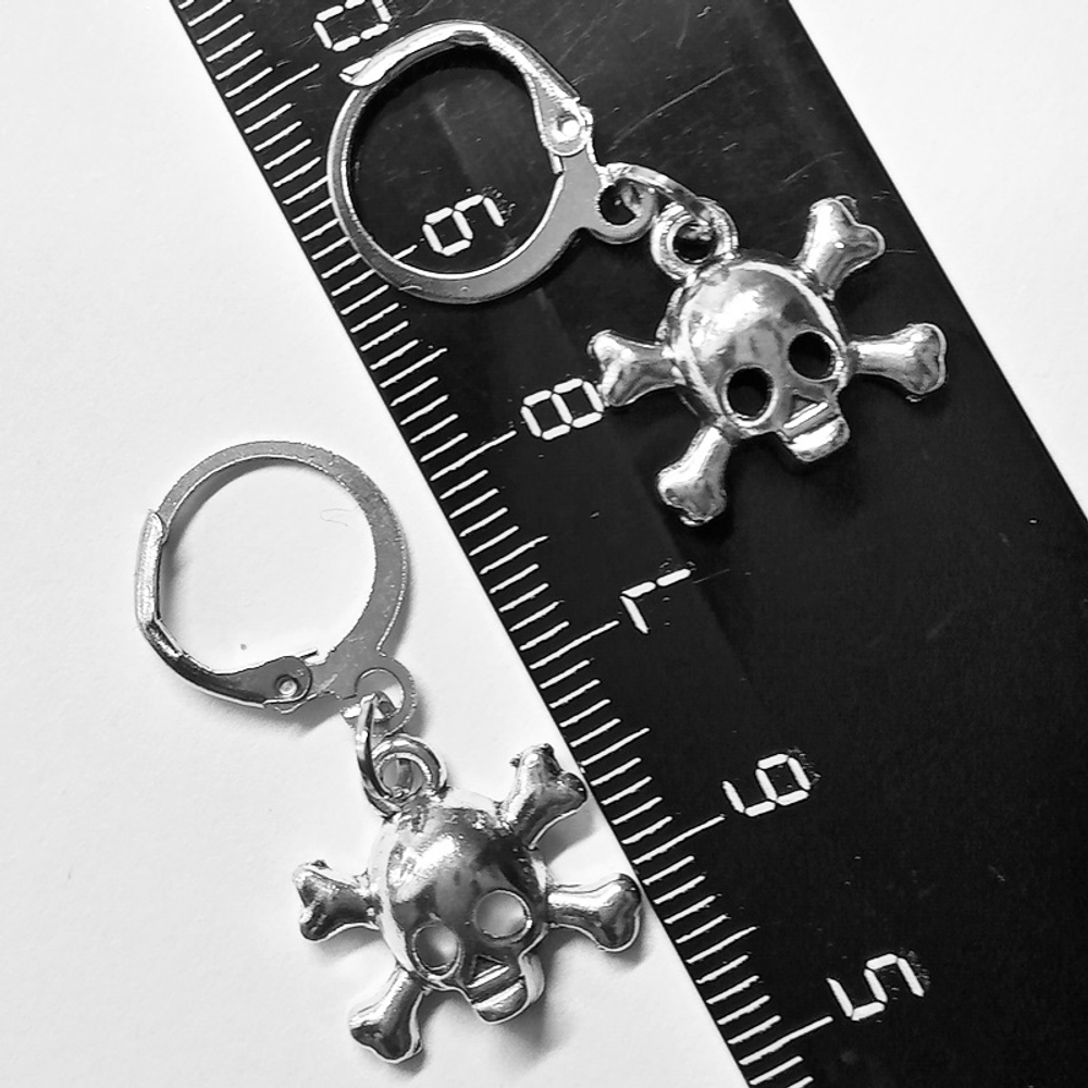 Серьги кольца с подвеской "Черепа" (15х14 мм). Цена за пару. Бижутерия.