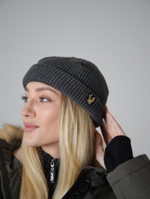 Шапка короткая серая Город Горький олень желтый