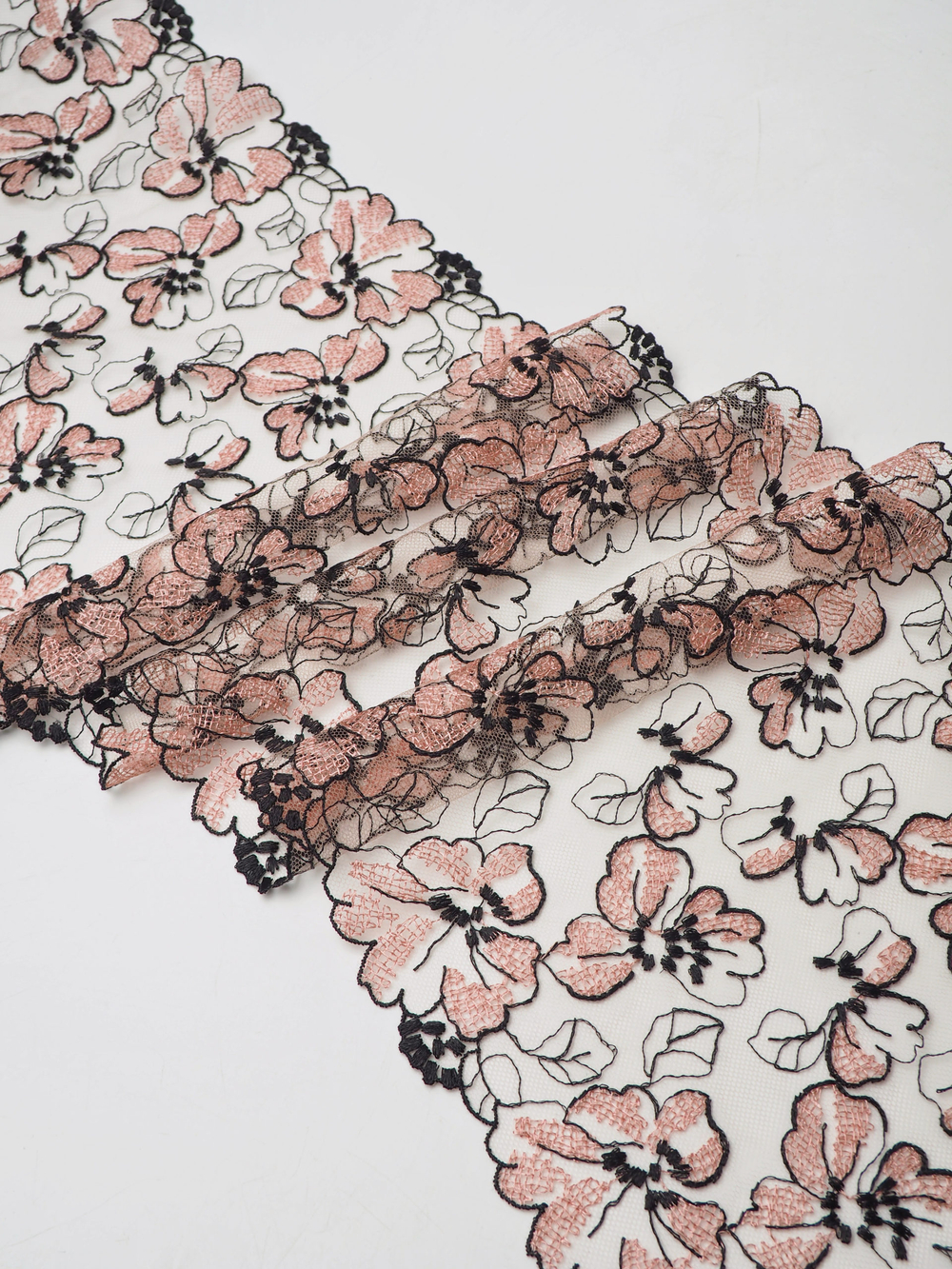 Вышивка на сетке телесная с пудровым и черным ширина 22 см ОТРЕЗЫ