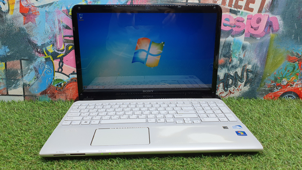 Ноутбук Sony Pentium/4 Gb/HDD 500 Gb/SVE1511C1RW/Windows 7