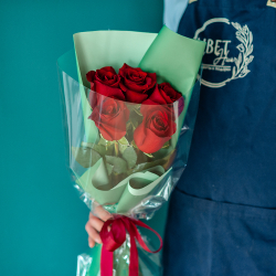 Букет из 5 красных роз Эквадор в оформлении