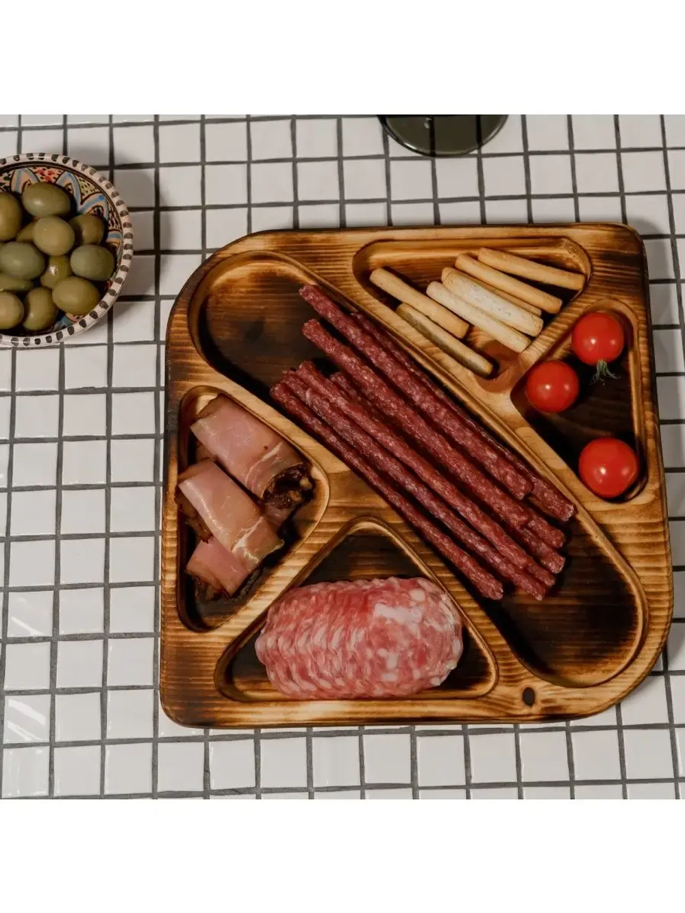 Деревянная менажница для подачи блюд из кедра